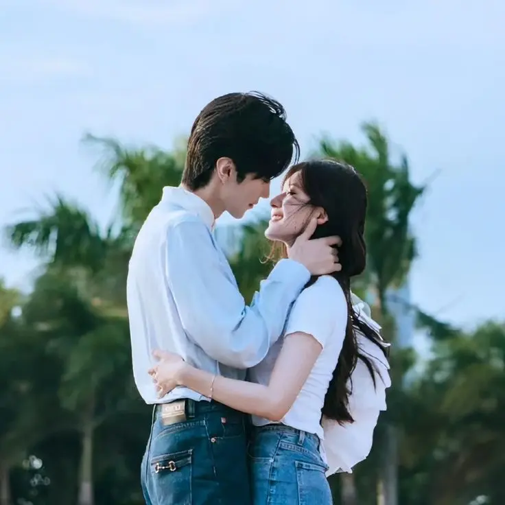 زوجی صمیمی در حال در آغوش گرفتن و بوسیدن، نمایش احساس نزدیکی و عشق میان دو نفر