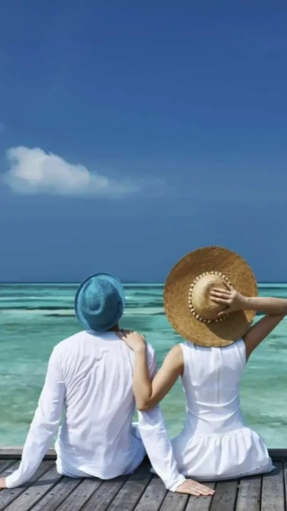 دو زوج خوشحال و صمیمی در طبیعت با امنیت عاطفی